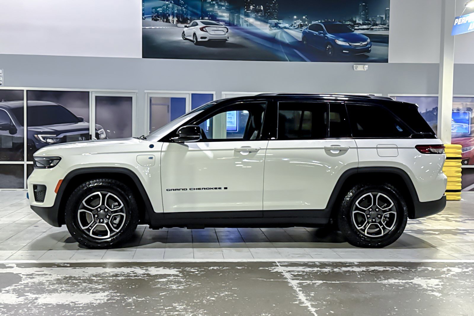 2023 Jeep Cherokee Trailhawk photo 2