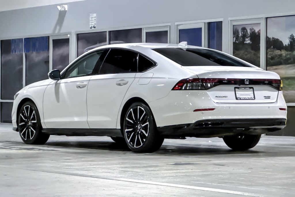 Used 2023 Honda Accord Hybrid Touring w/BSI Sedan