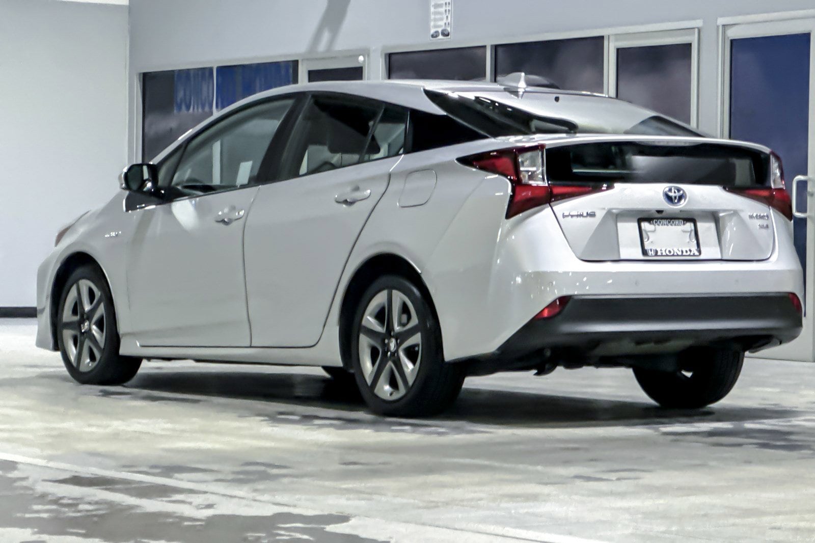 2020 Toyota Prius XLE photo 2