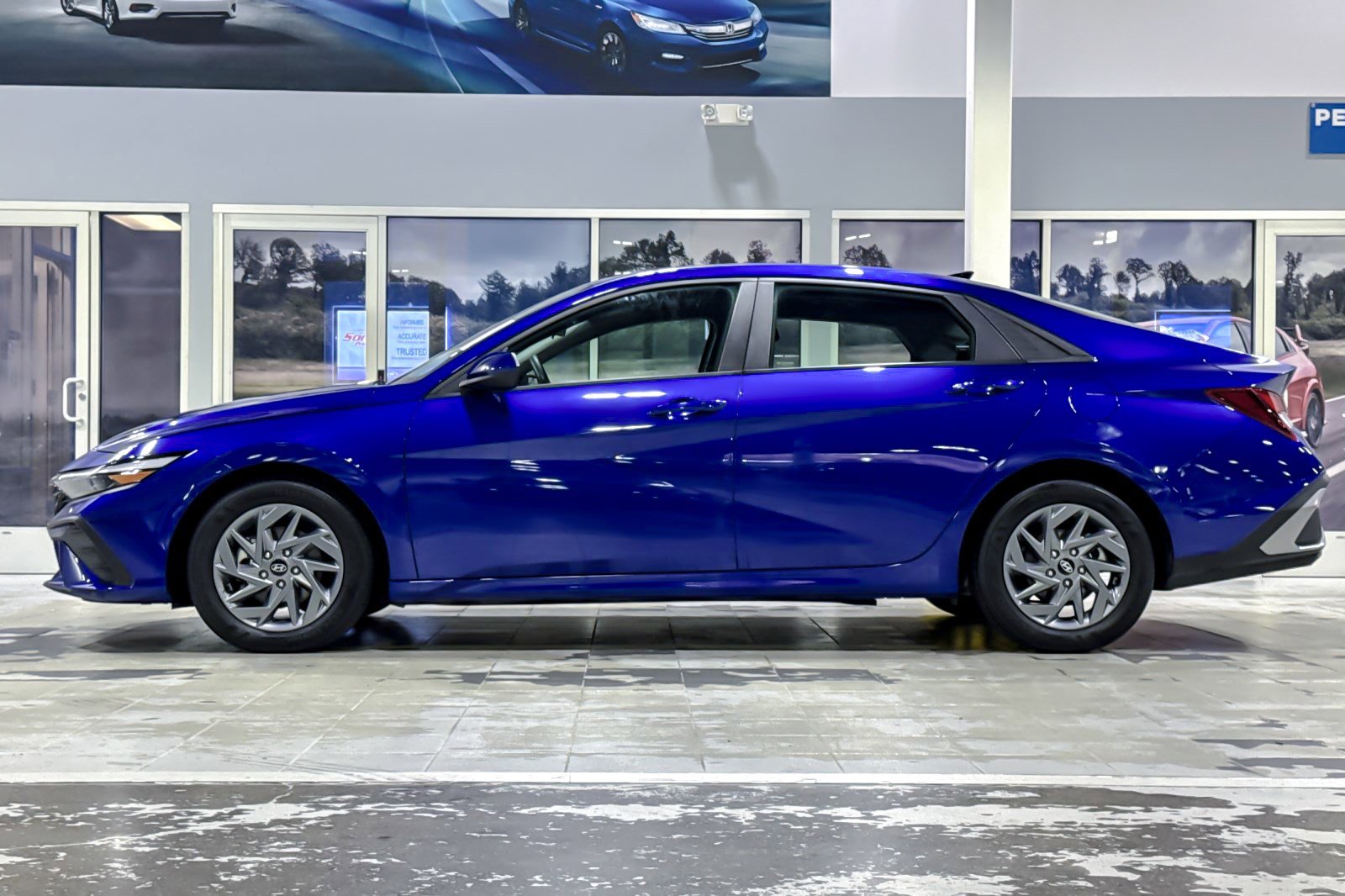 2024 Hyundai Elantra SEL photo 2