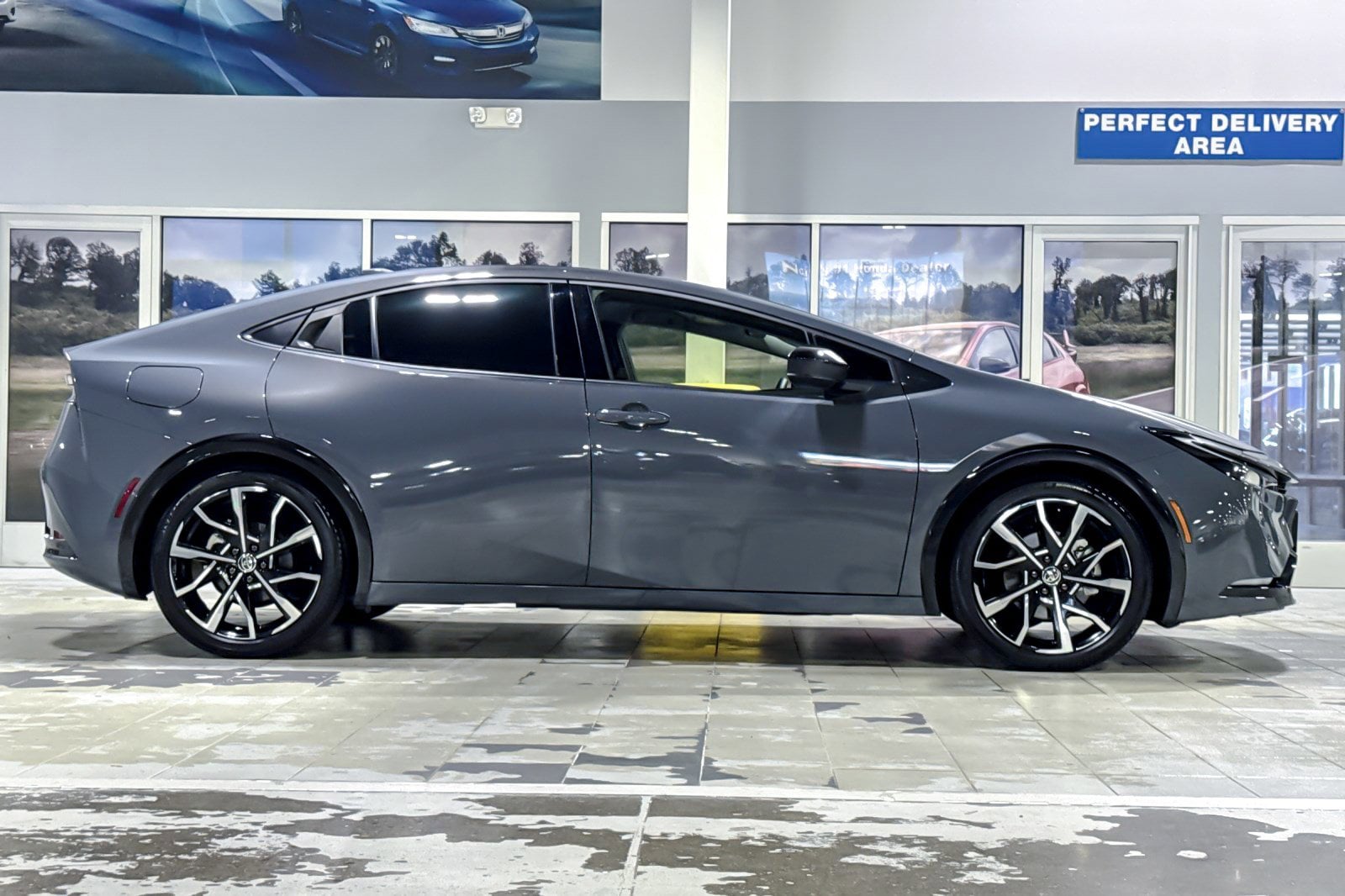 2025 Toyota Prius Plug-in Hybrid XSE photo 6