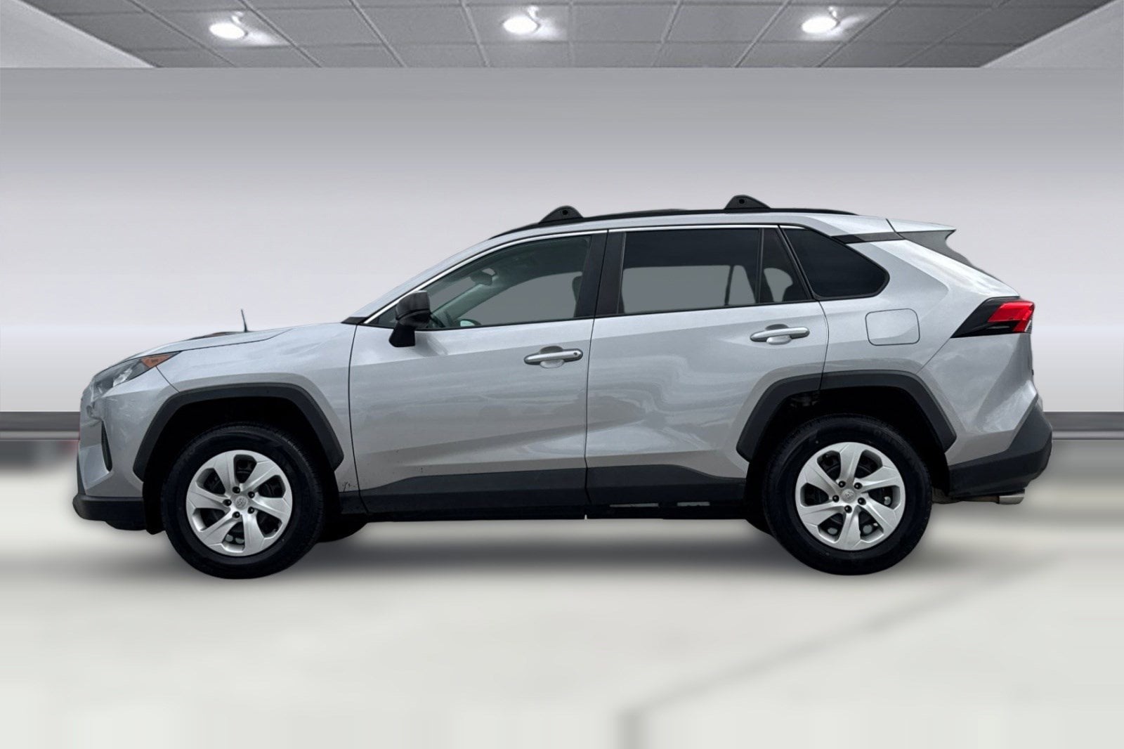 2021 Toyota RAV4 LE photo 6