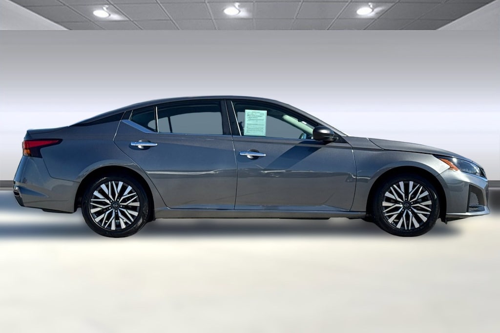 Used 2024 Nissan Altima 2.5 SV Sedan