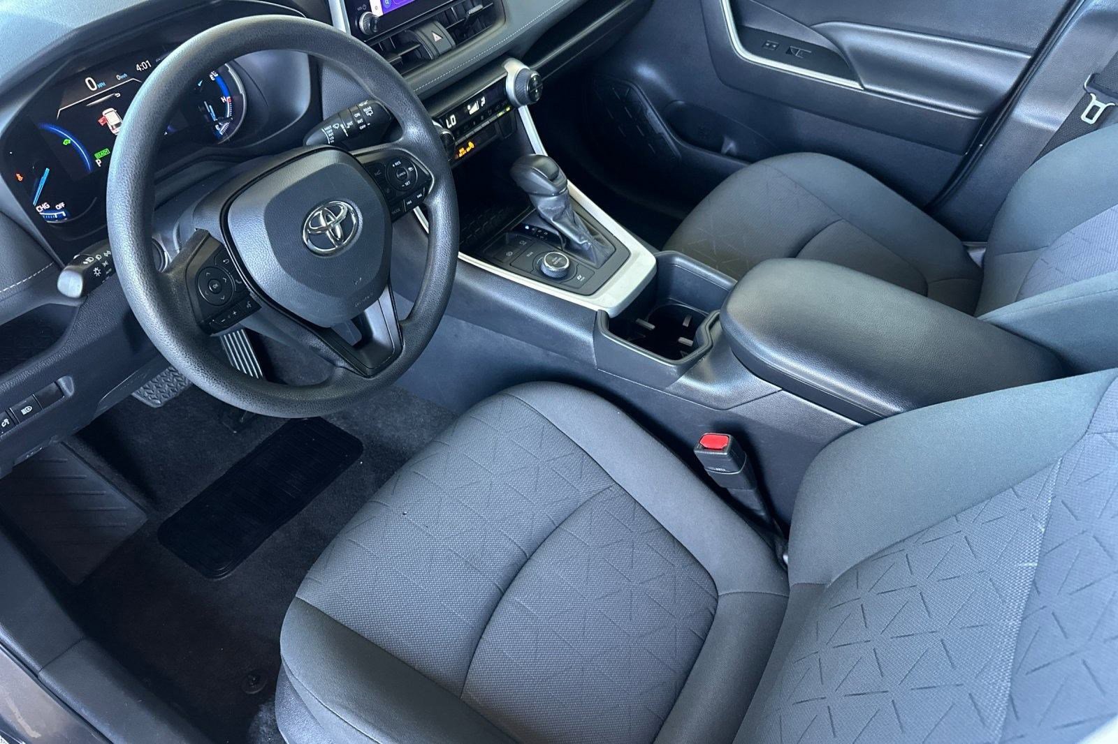 2024 Toyota RAV4 Hybrid XLE photo 4