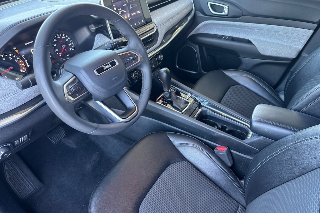 Used 2025 Jeep Compass Latitude SUV