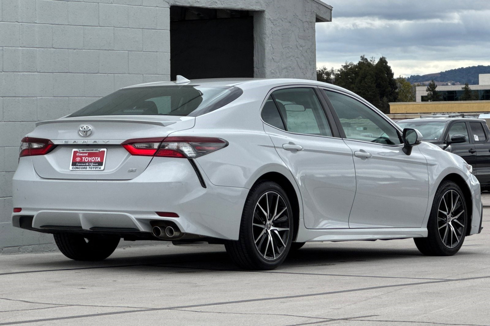 2023 Toyota Camry SE photo 3