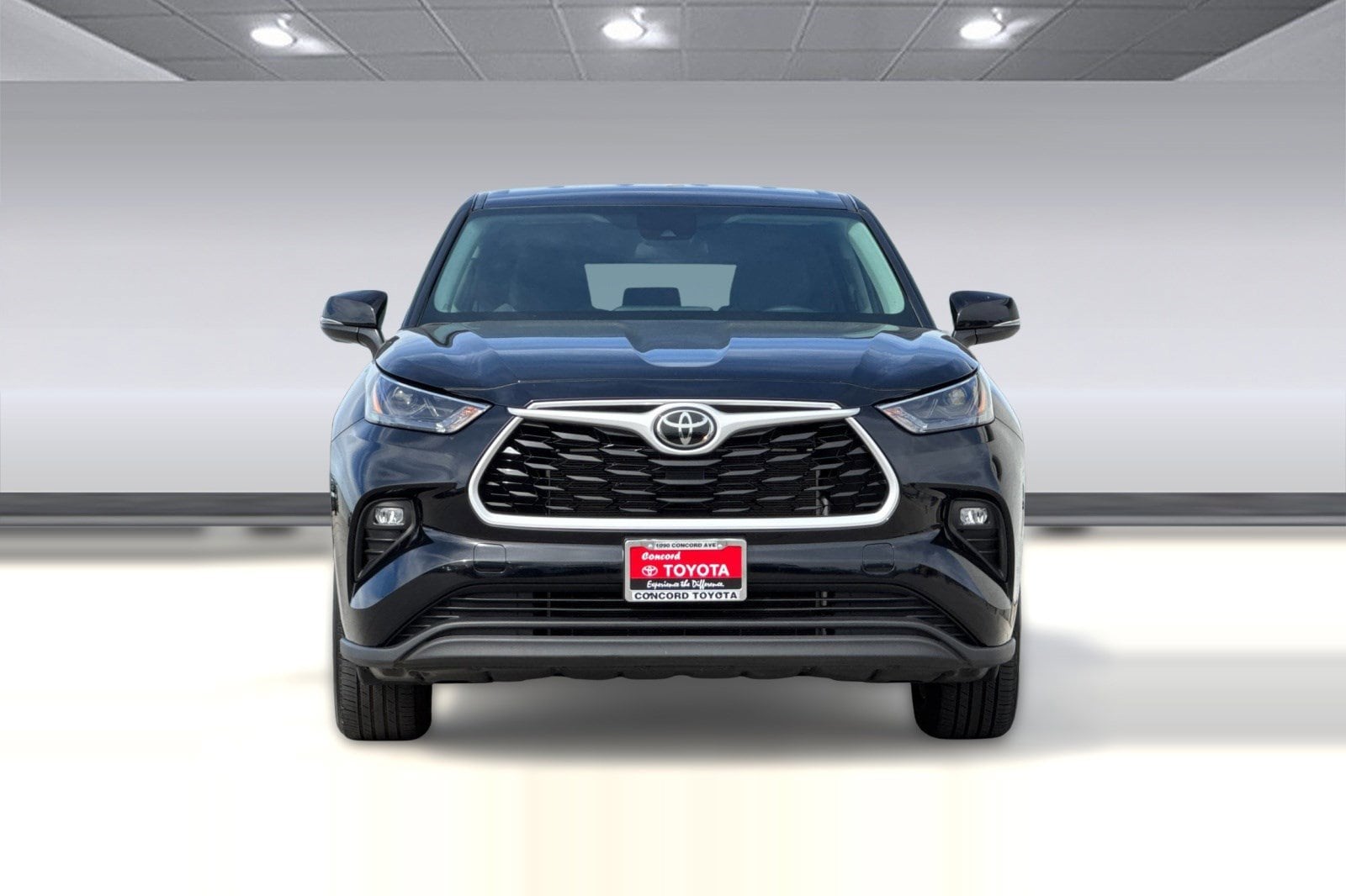 2025 Toyota Highlander LE photo 4