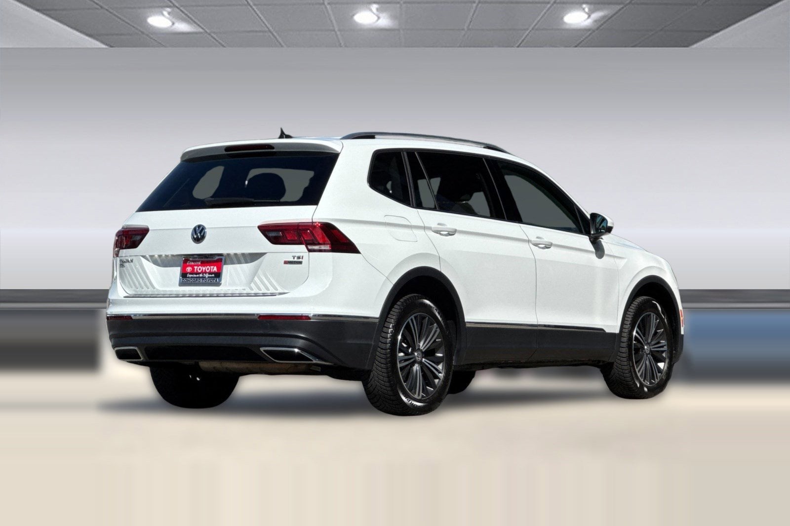 2018 Volkswagen Tiguan SEL photo 2