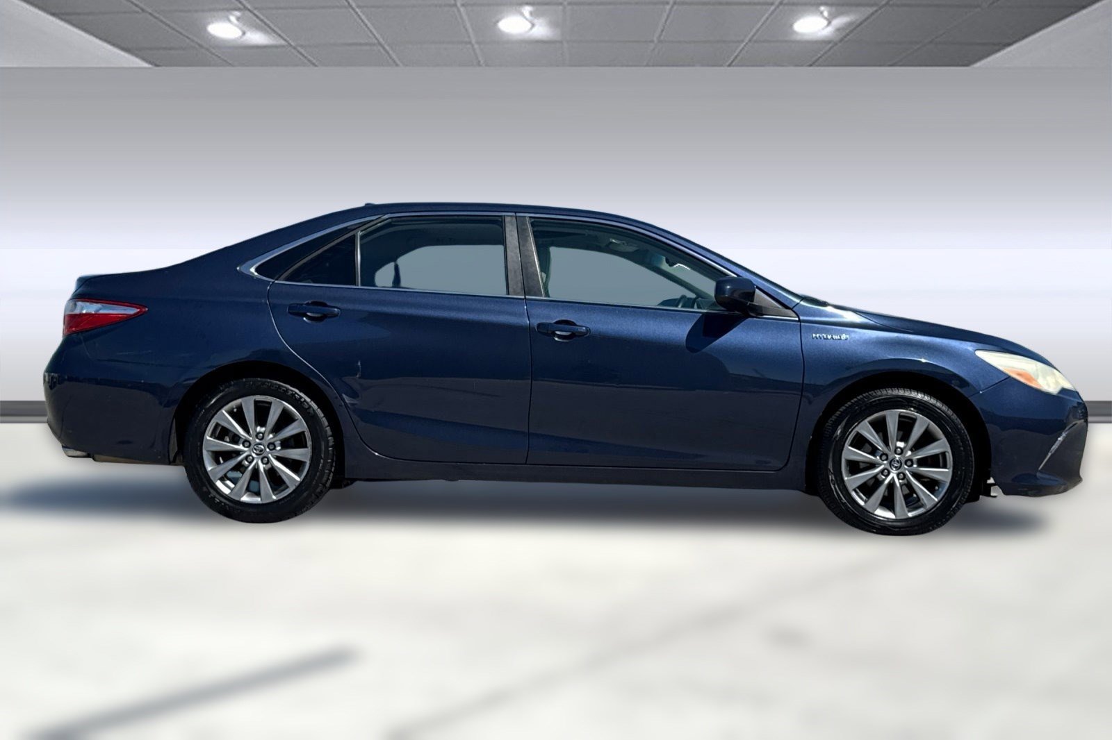 2016 Toyota Camry Hybrid XLE photo 2