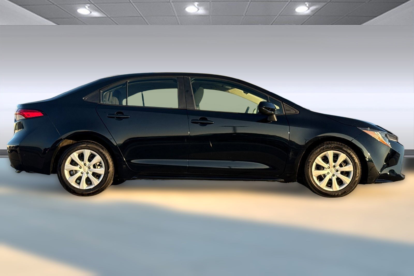 2023 Toyota Corolla LE photo 2