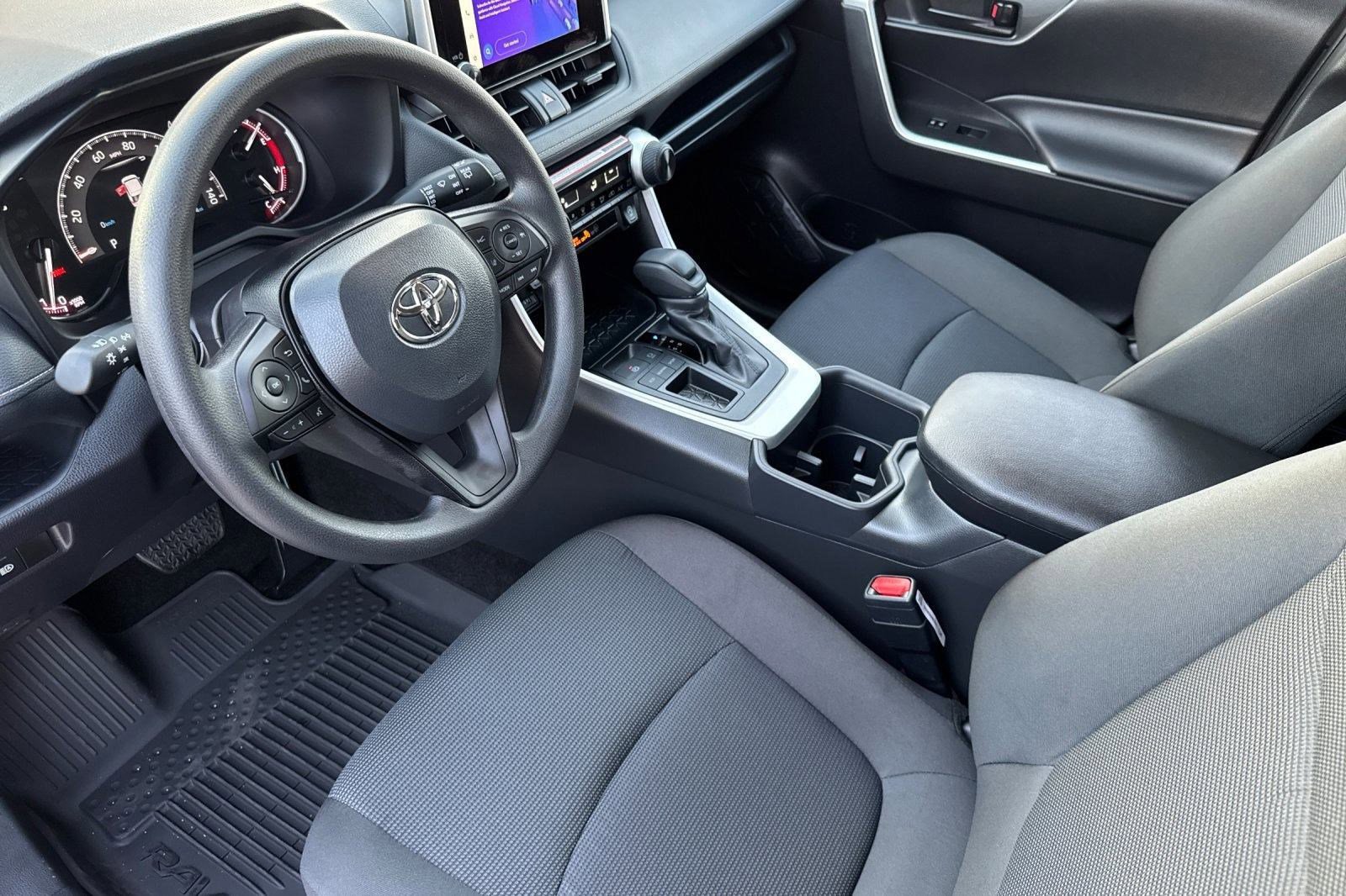 2025 Toyota RAV4 LE photo 4