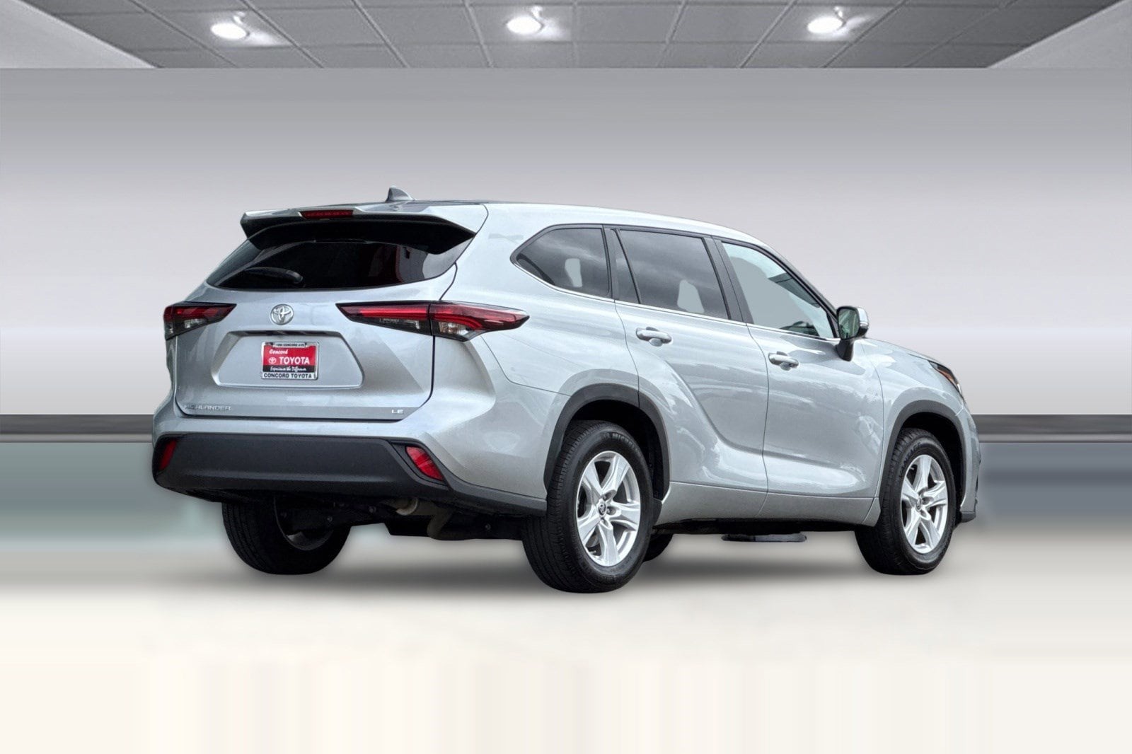 2025 Toyota Highlander LE photo 2