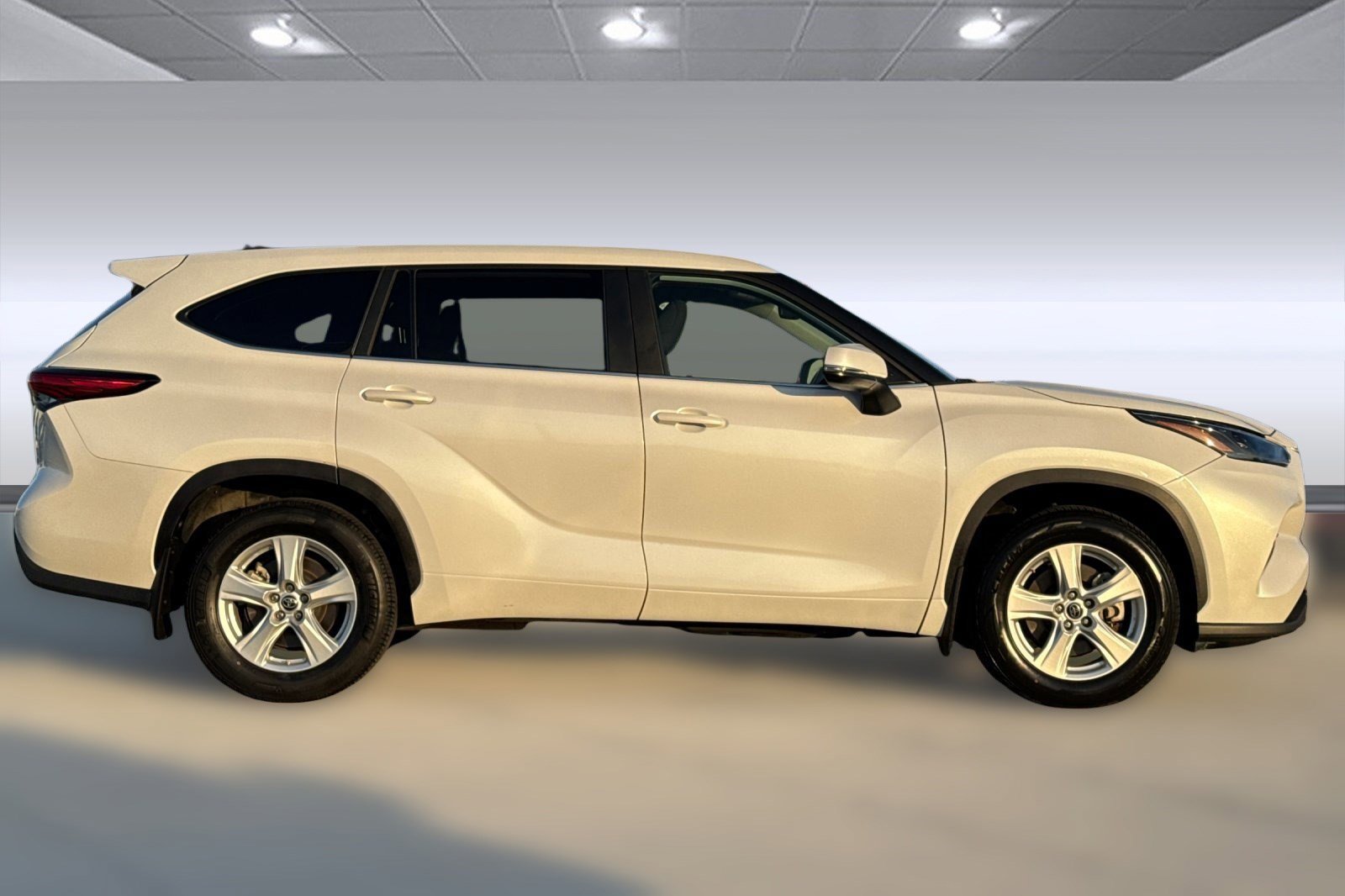 2023 Toyota Highlander LE photo 2