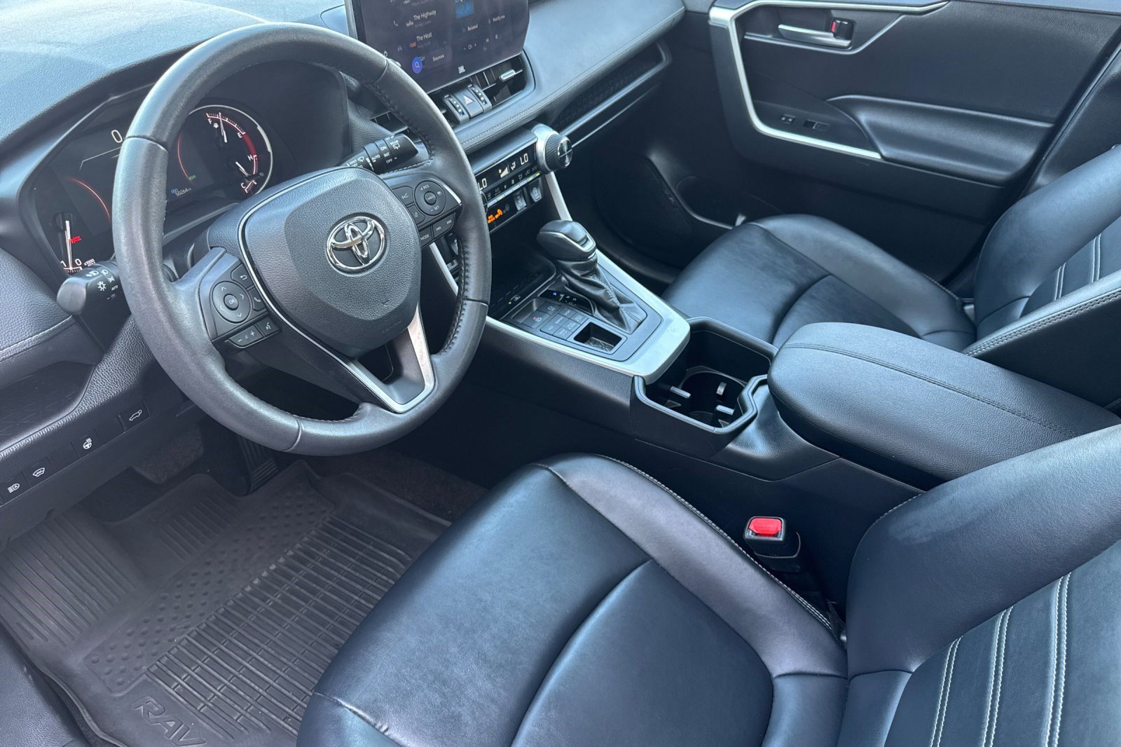 2023 Toyota RAV4 XLE Premium photo 4