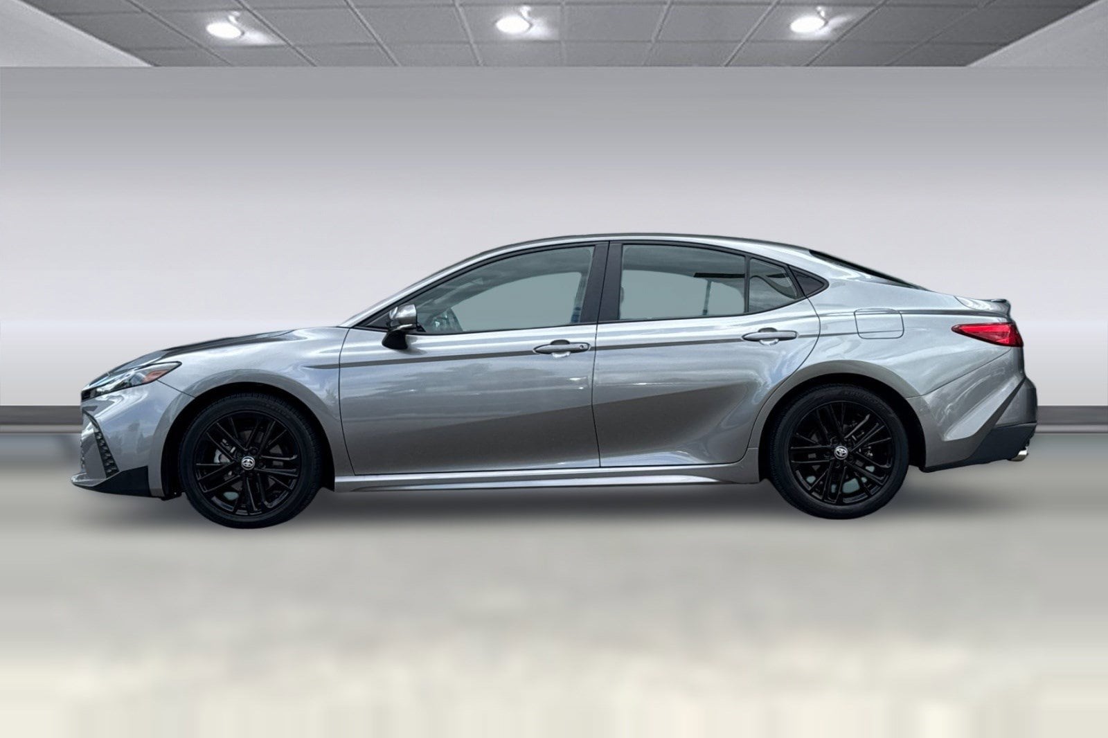 2025 Toyota Camry SE photo 5