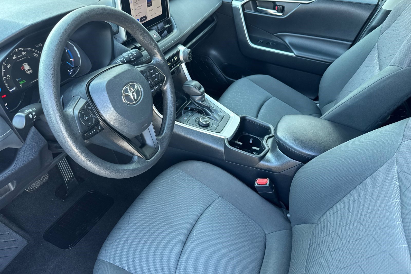 2024 Toyota RAV4 Hybrid XLE photo 4