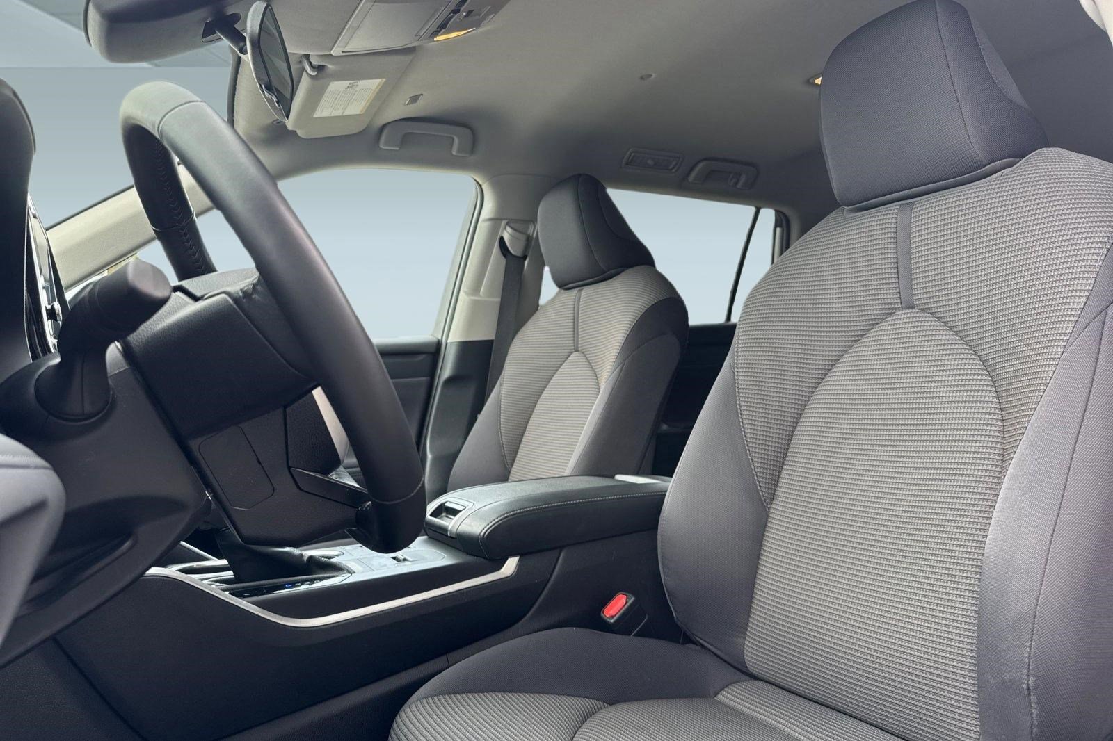 2025 Toyota Highlander LE photo 4