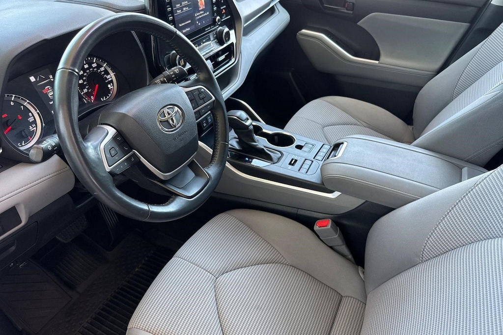 Used 2022 Toyota Highlander LE SUV