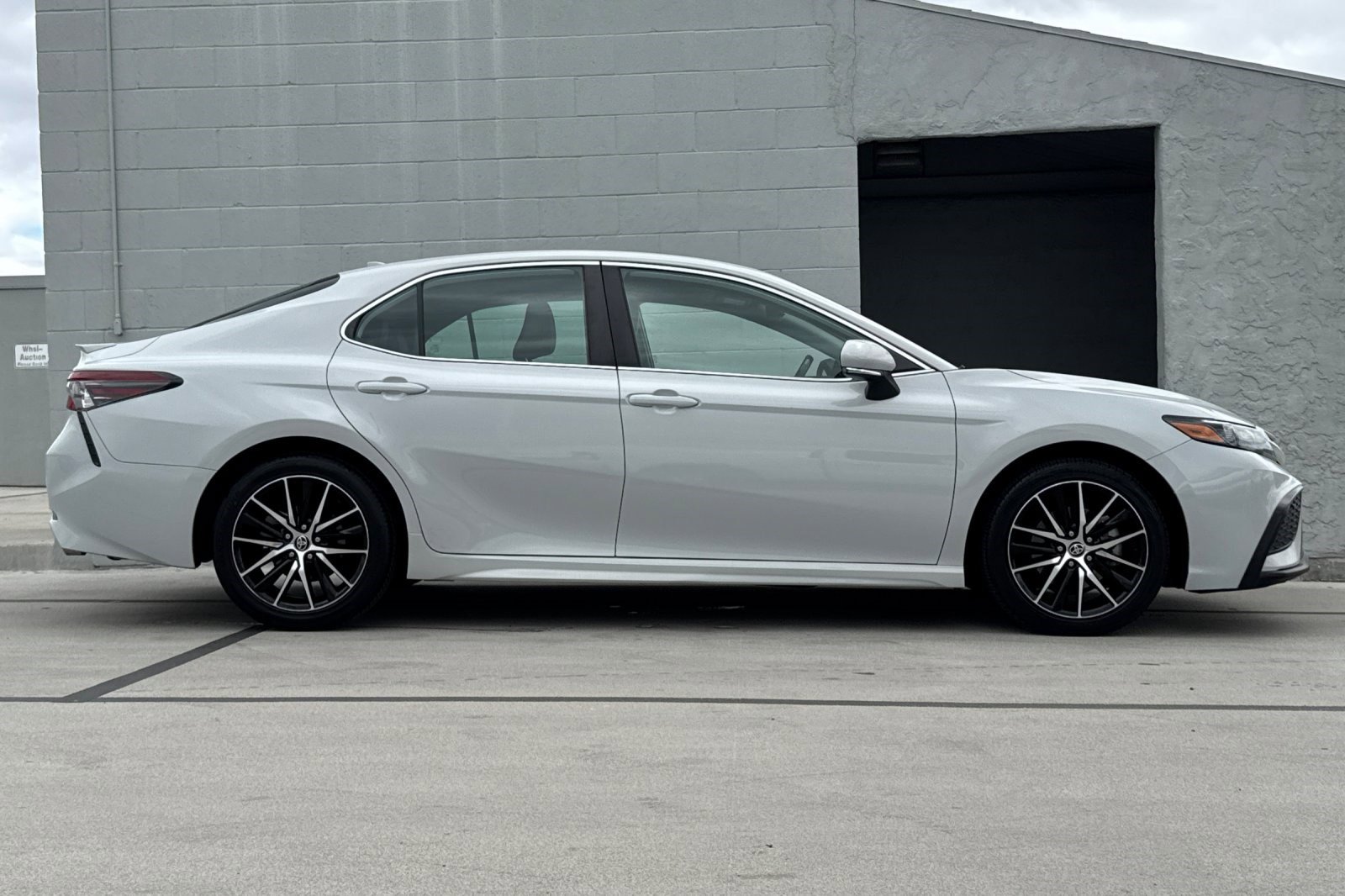 2023 Toyota Camry SE photo 2