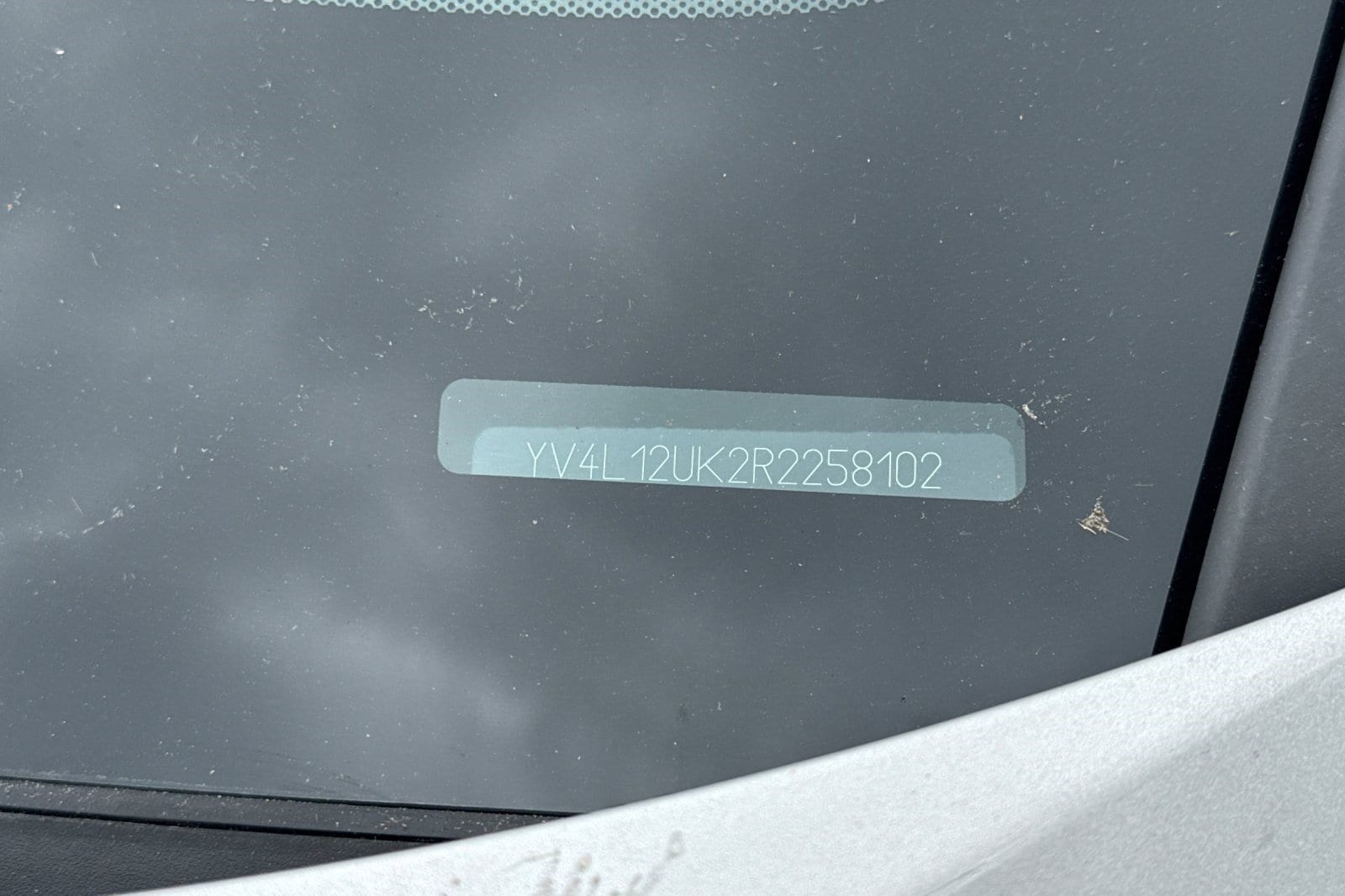 YV4L12UK2R2258102