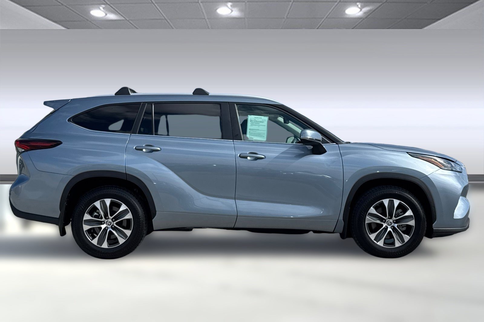 2024 Toyota Highlander XLE photo 2