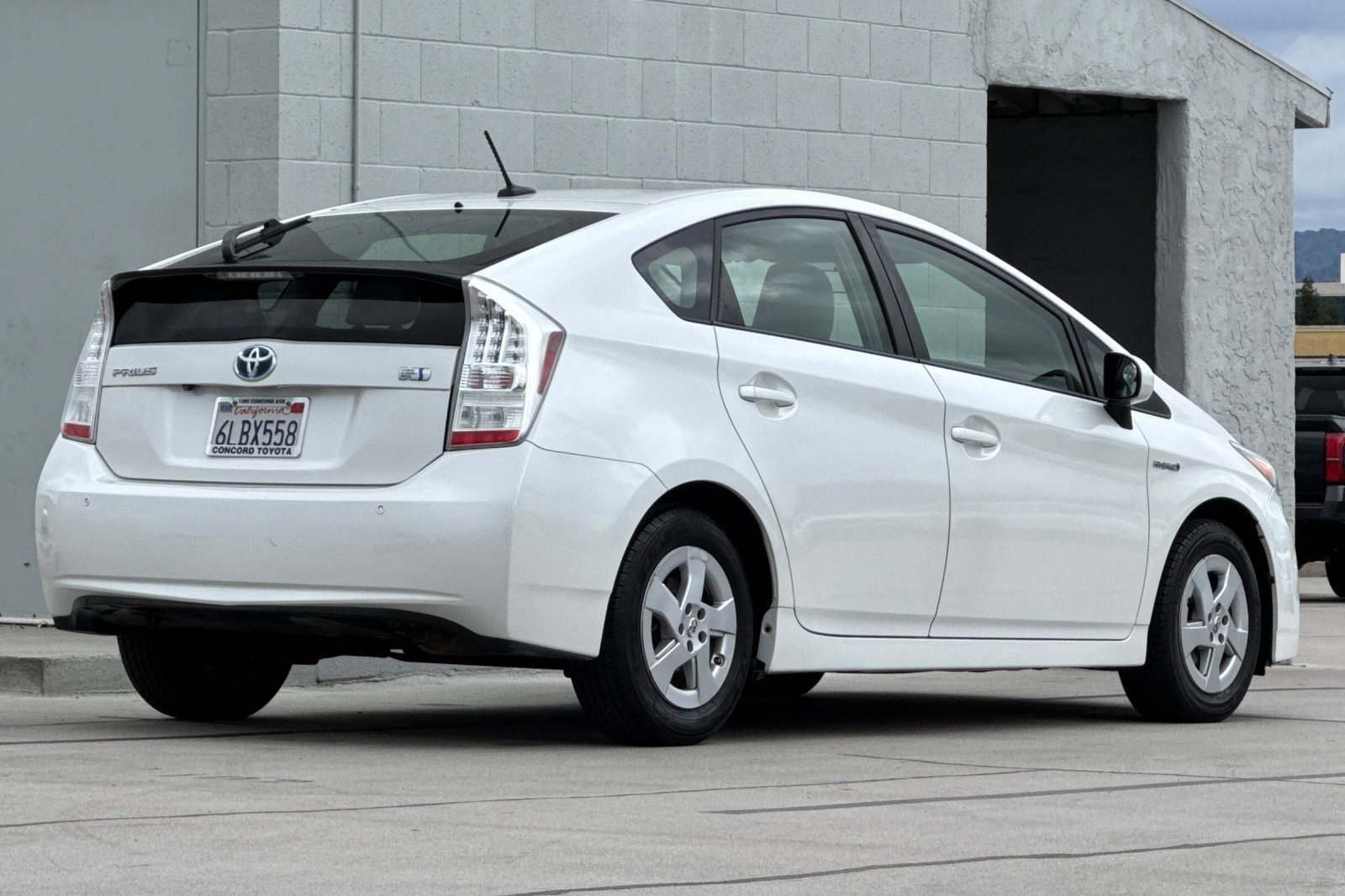2010 Toyota Prius Three photo 3