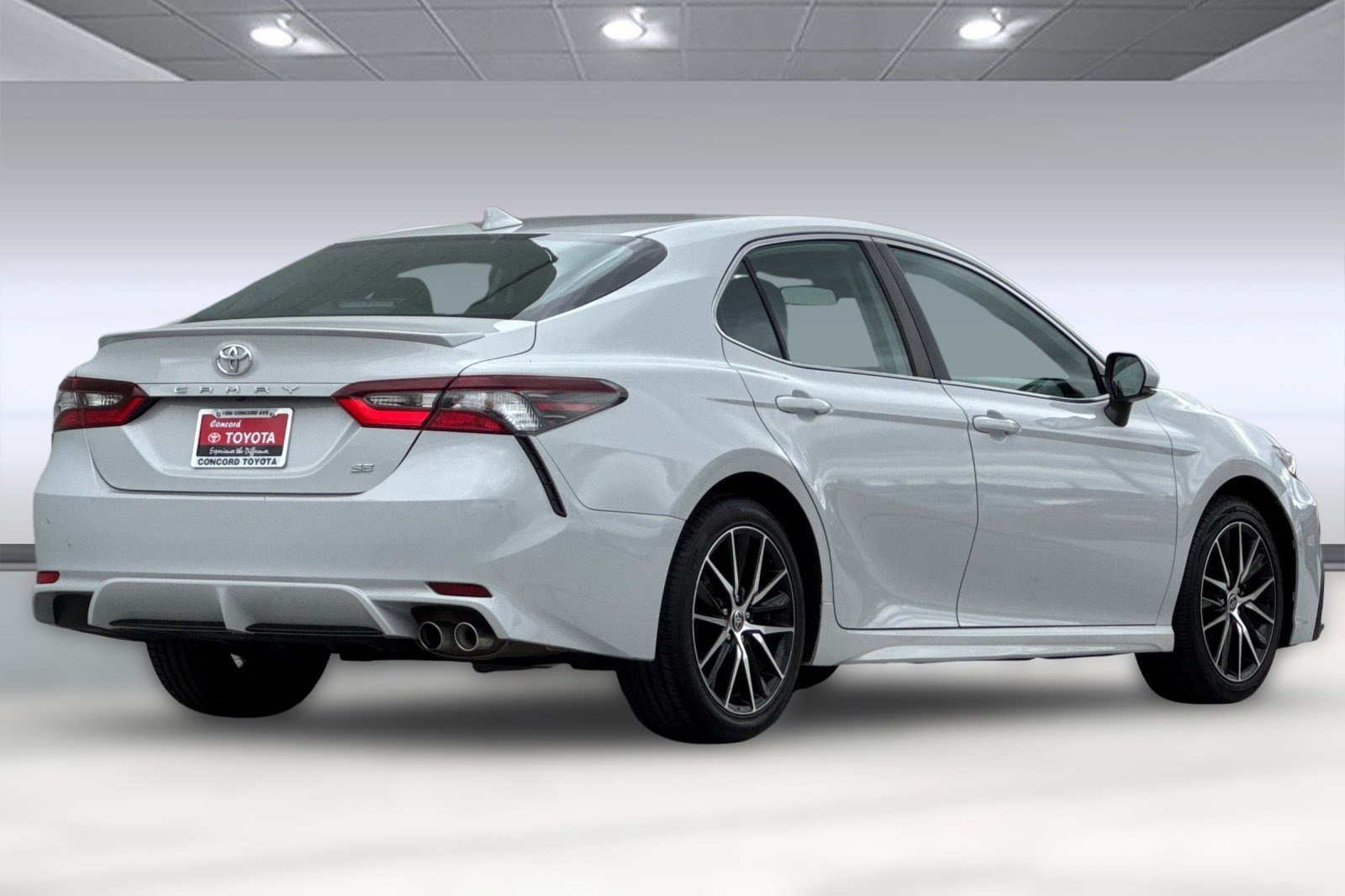 2023 Toyota Camry SE photo 3