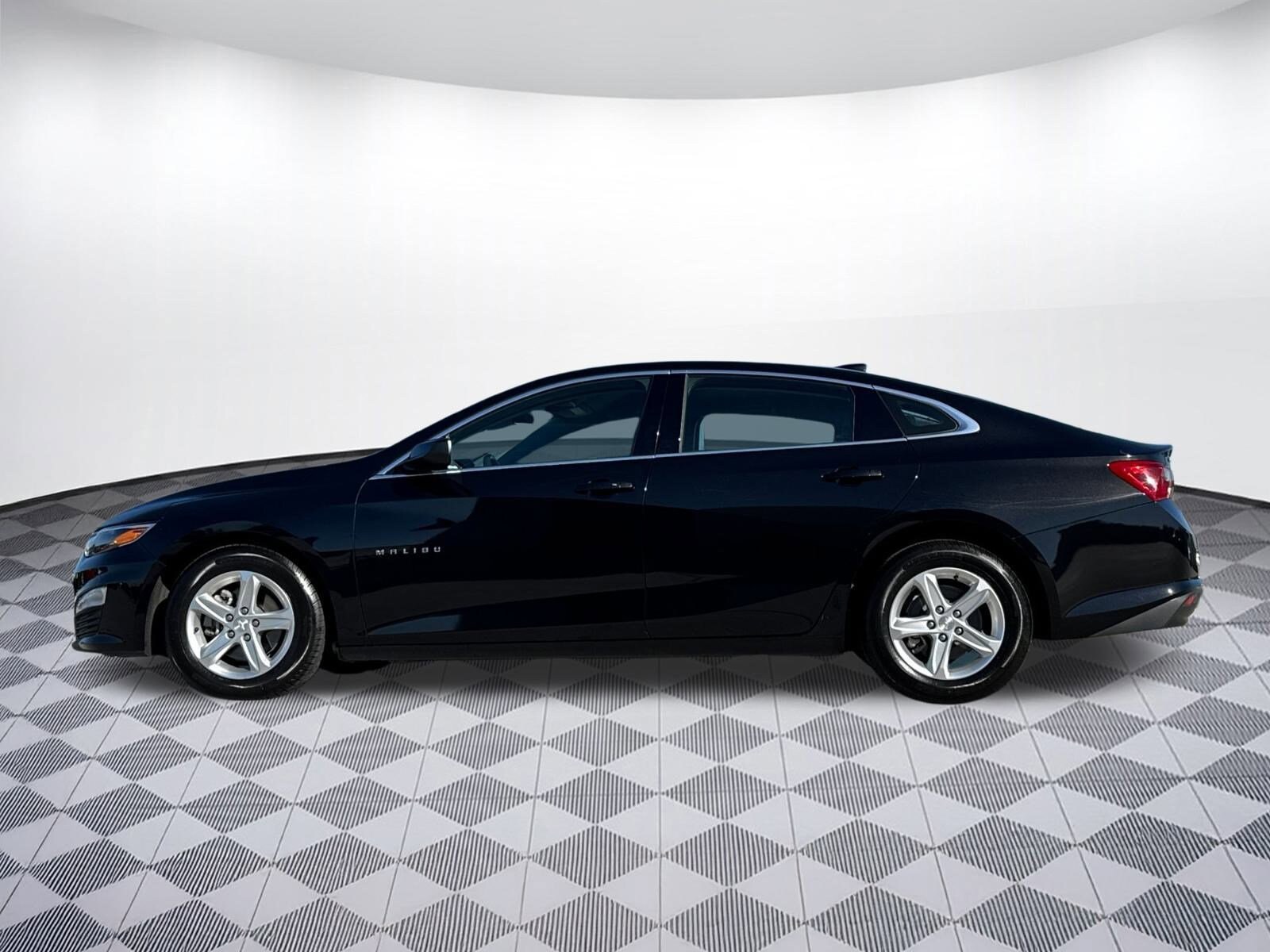 2024 Chevrolet Malibu 1LT photo 2