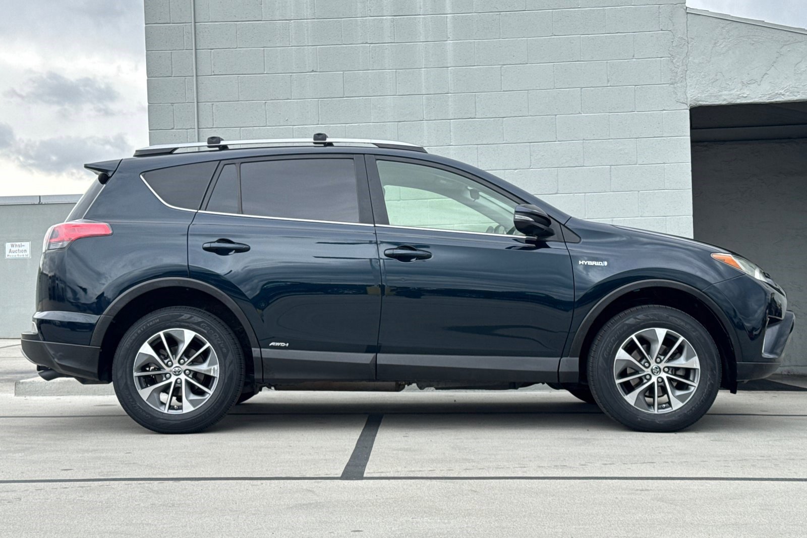 2018 Toyota RAV4 Hybrid LE photo 2