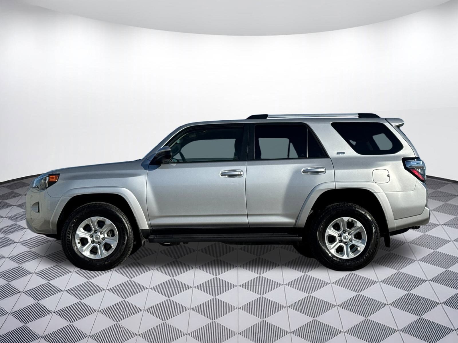 2024 Toyota 4Runner SR5 photo 2