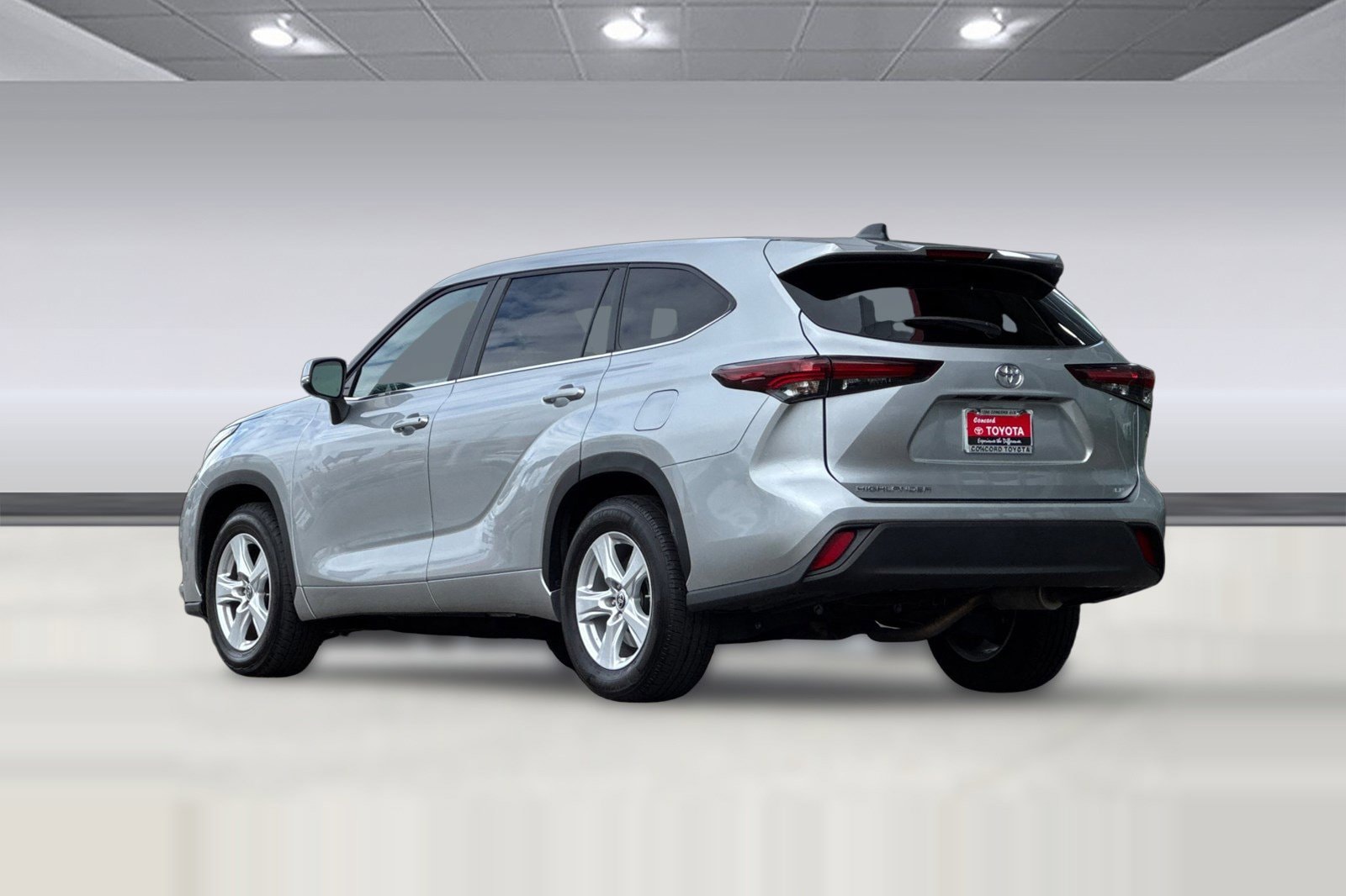 2025 Toyota Highlander LE photo 3