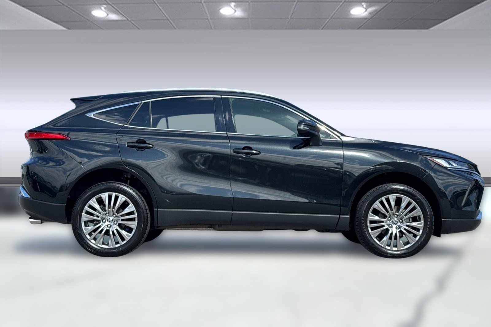 2022 Toyota Venza XLE photo 2