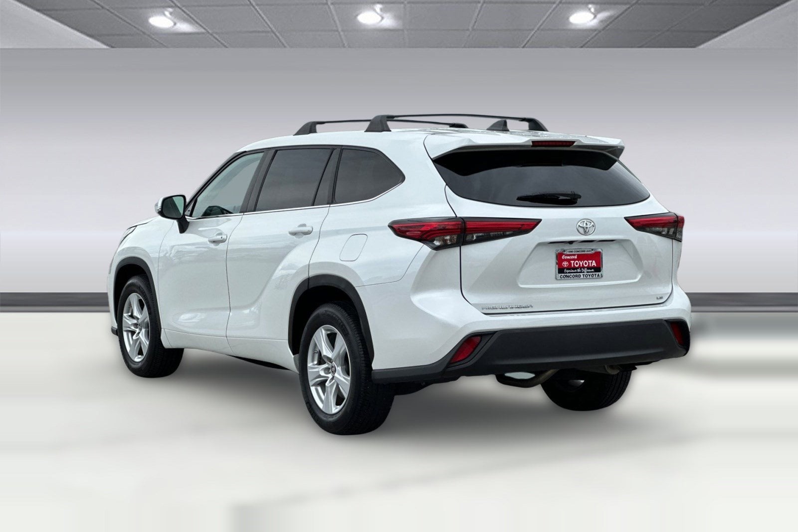 2023 Toyota Highlander LE photo 3