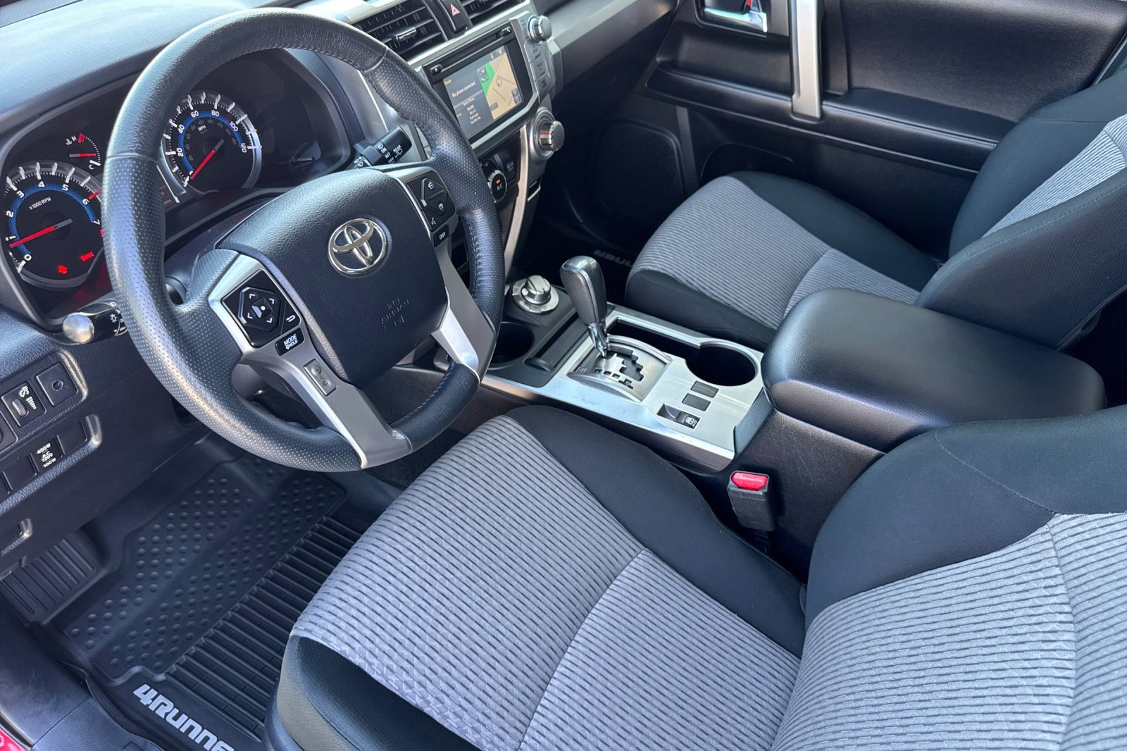 2019 Toyota 4Runner SR5 photo 4