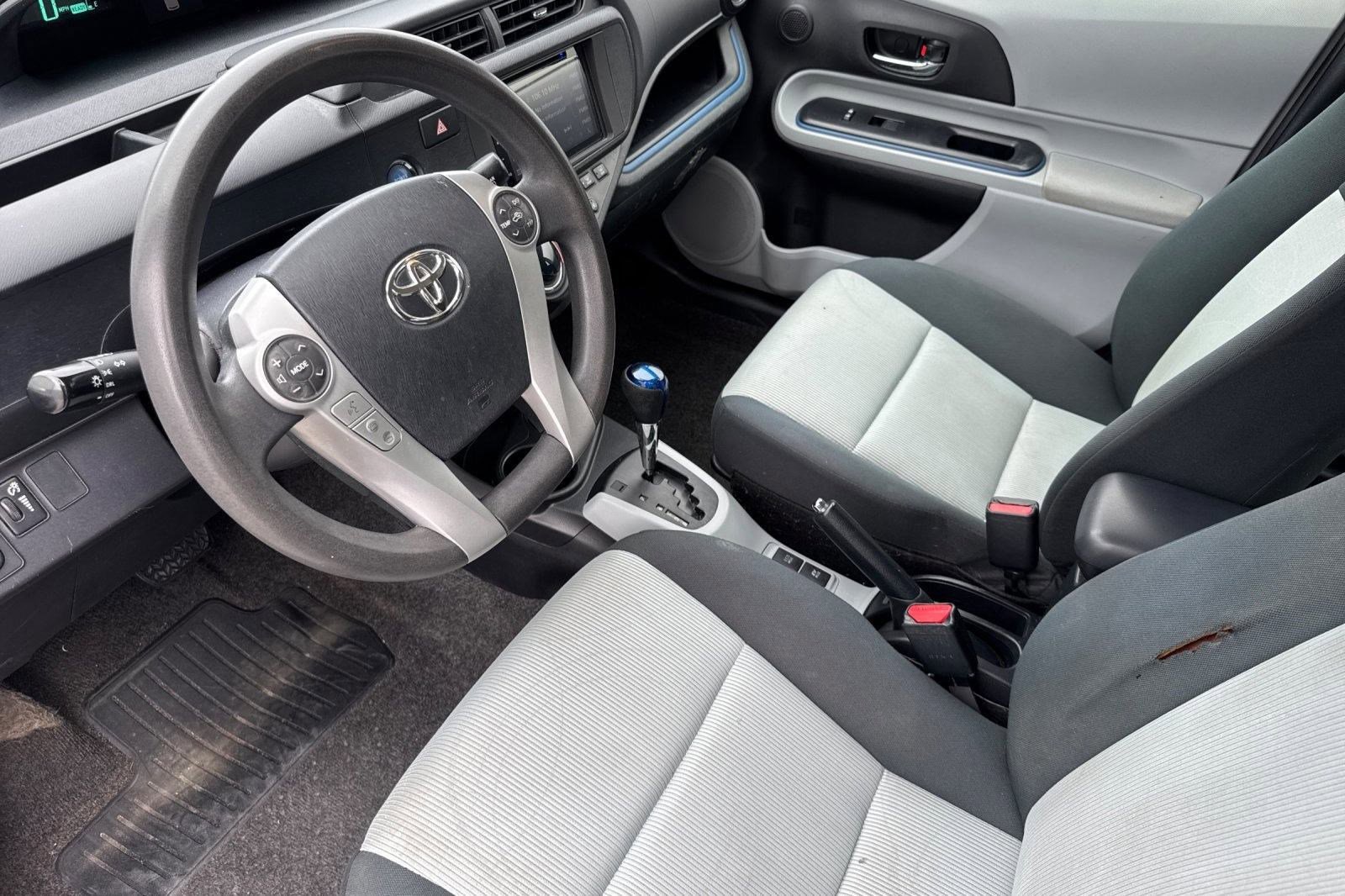 2013 Toyota Prius C Three photo 4