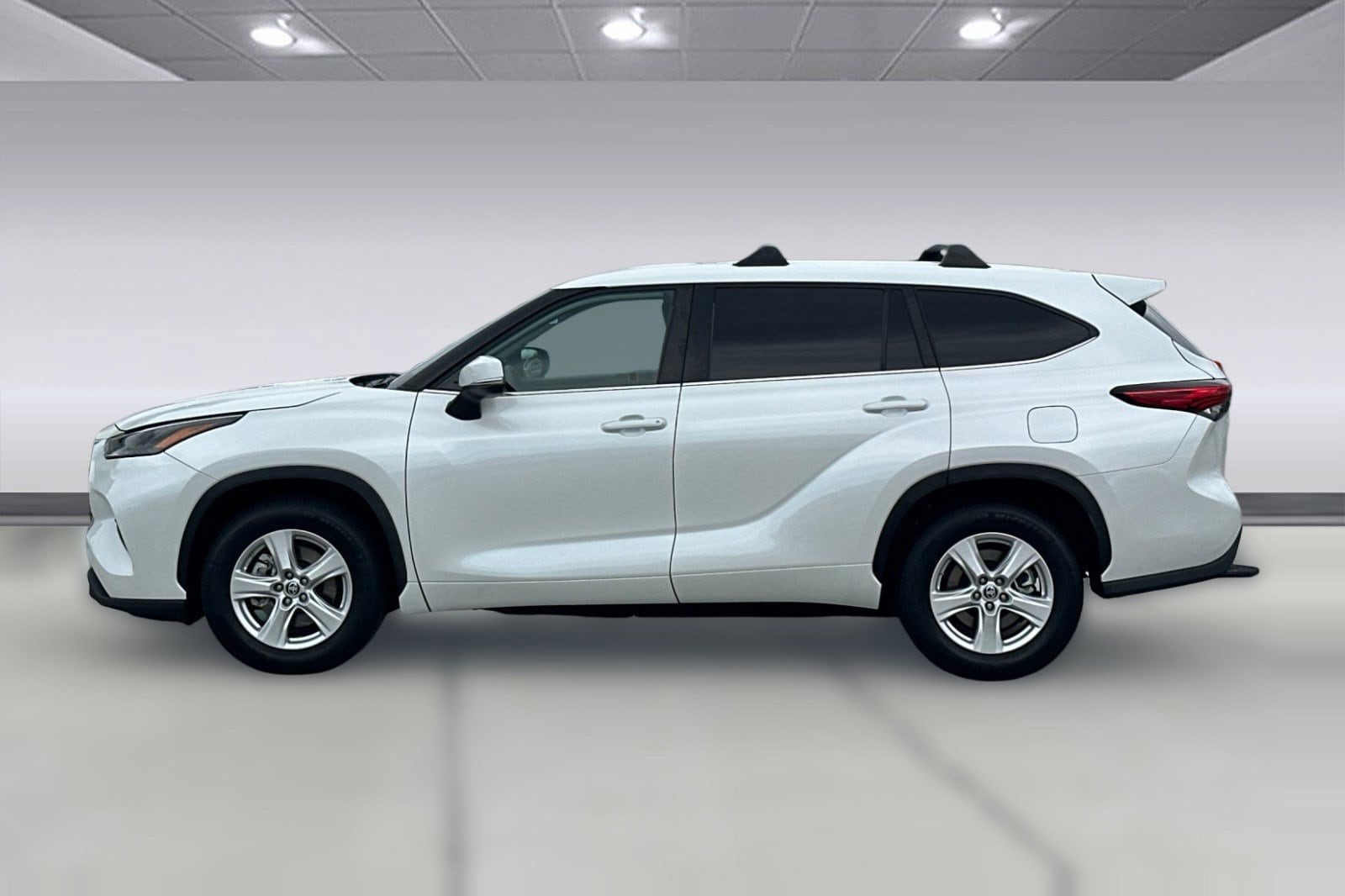 2023 Toyota Highlander LE photo 6