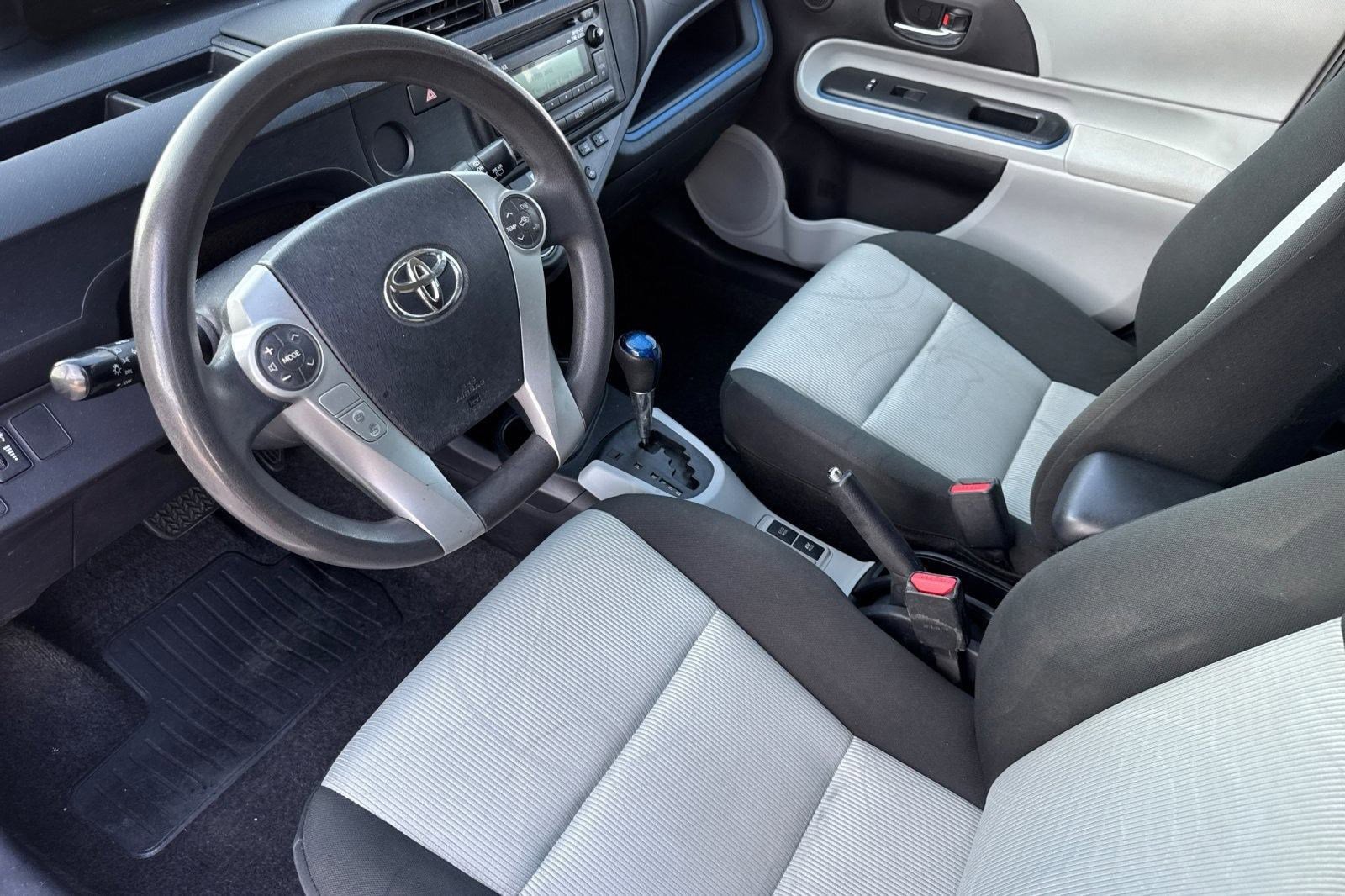 2013 Toyota Prius C Two photo 4
