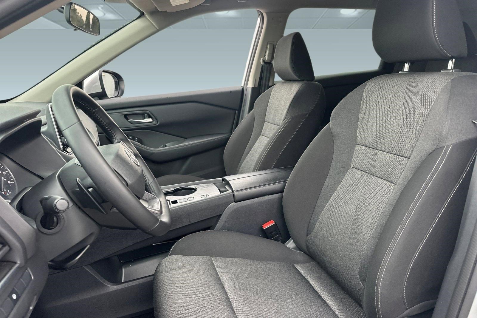 2025 Nissan Rogue SV photo 4