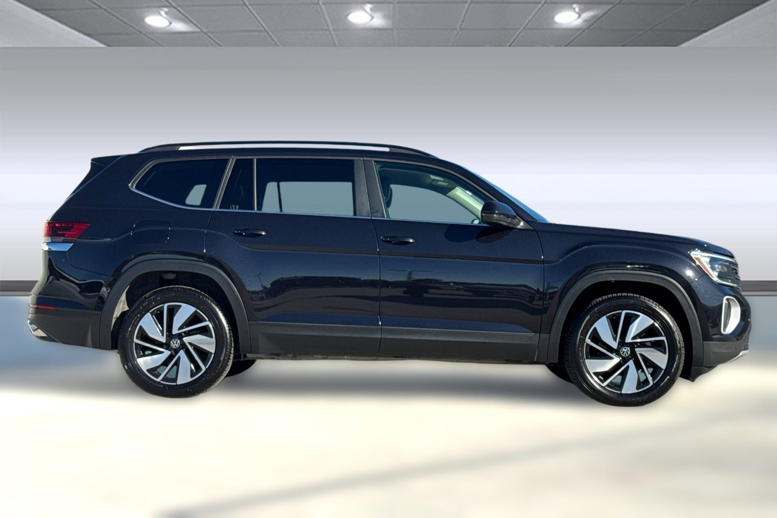 2024 Volkswagen Atlas SE Technology photo 2