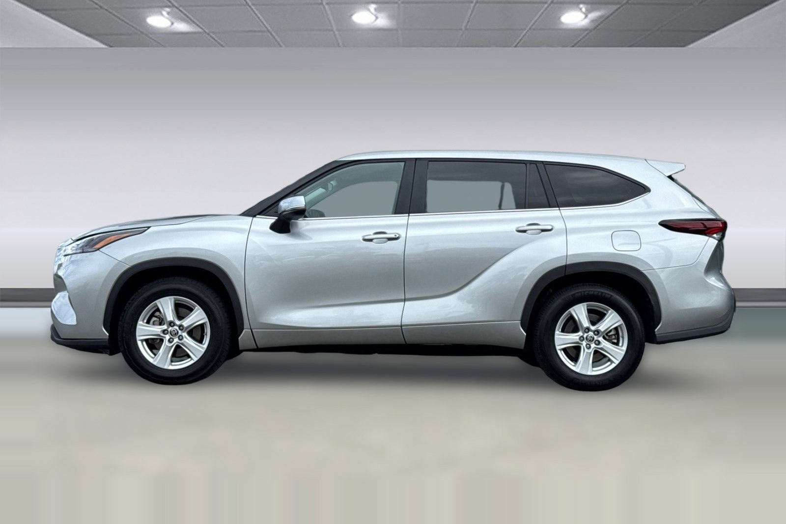 2025 Toyota Highlander LE photo 6