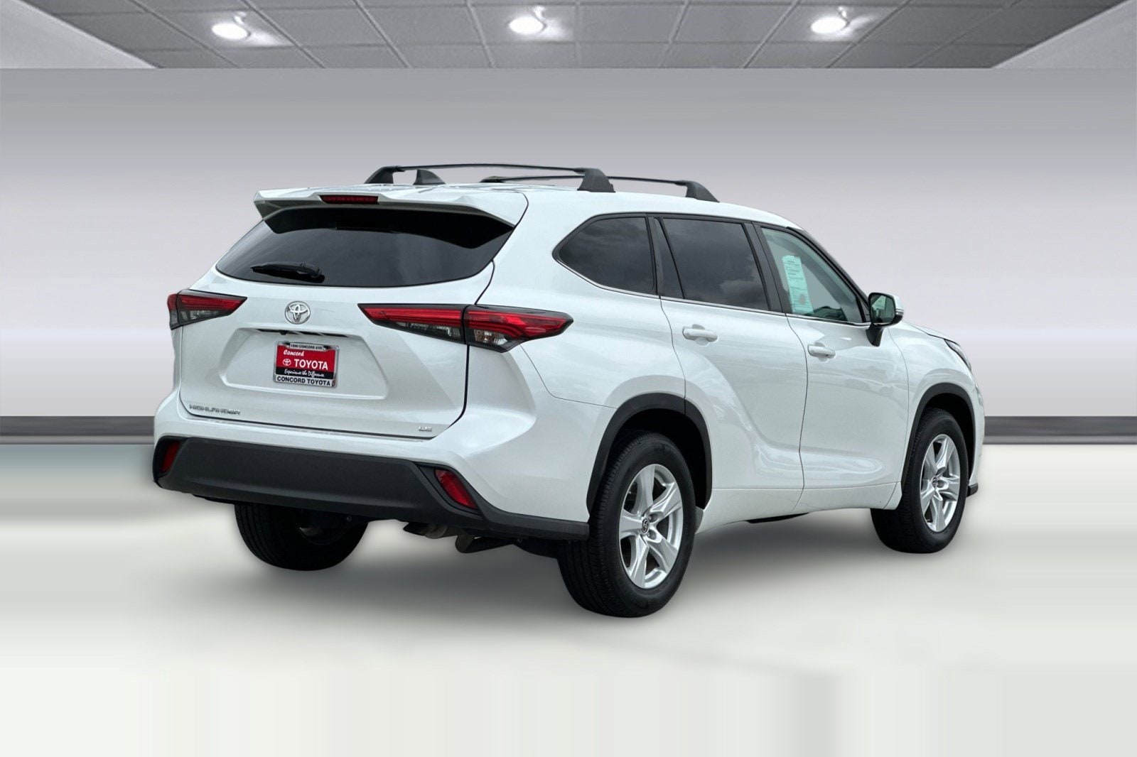 2023 Toyota Highlander LE photo 2
