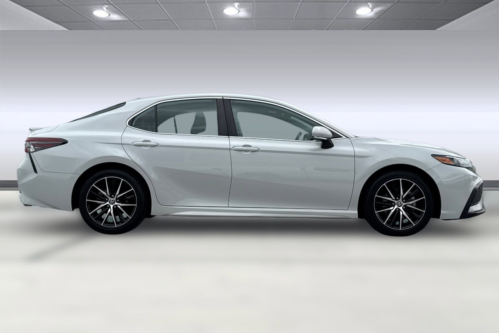2023 Toyota Camry SE photo 2