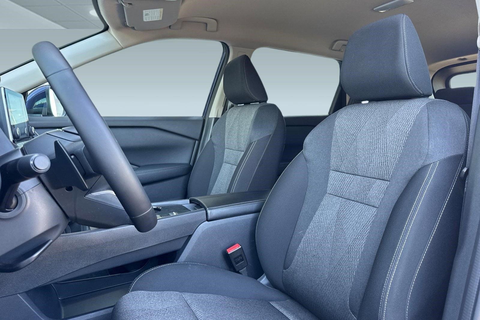 2025 Nissan Rogue SV photo 4