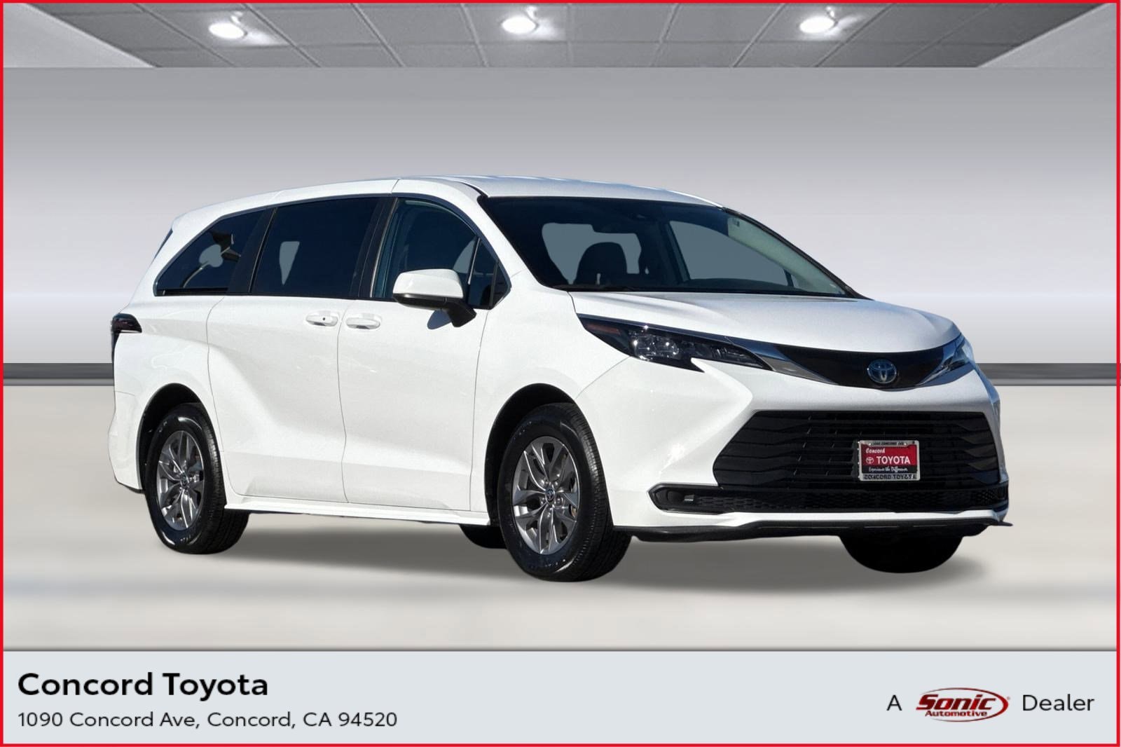 2024 Toyota Sienna LE's photo