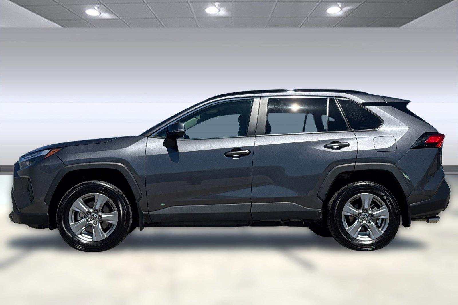 2022 Toyota RAV4 Hybrid XLE photo 2