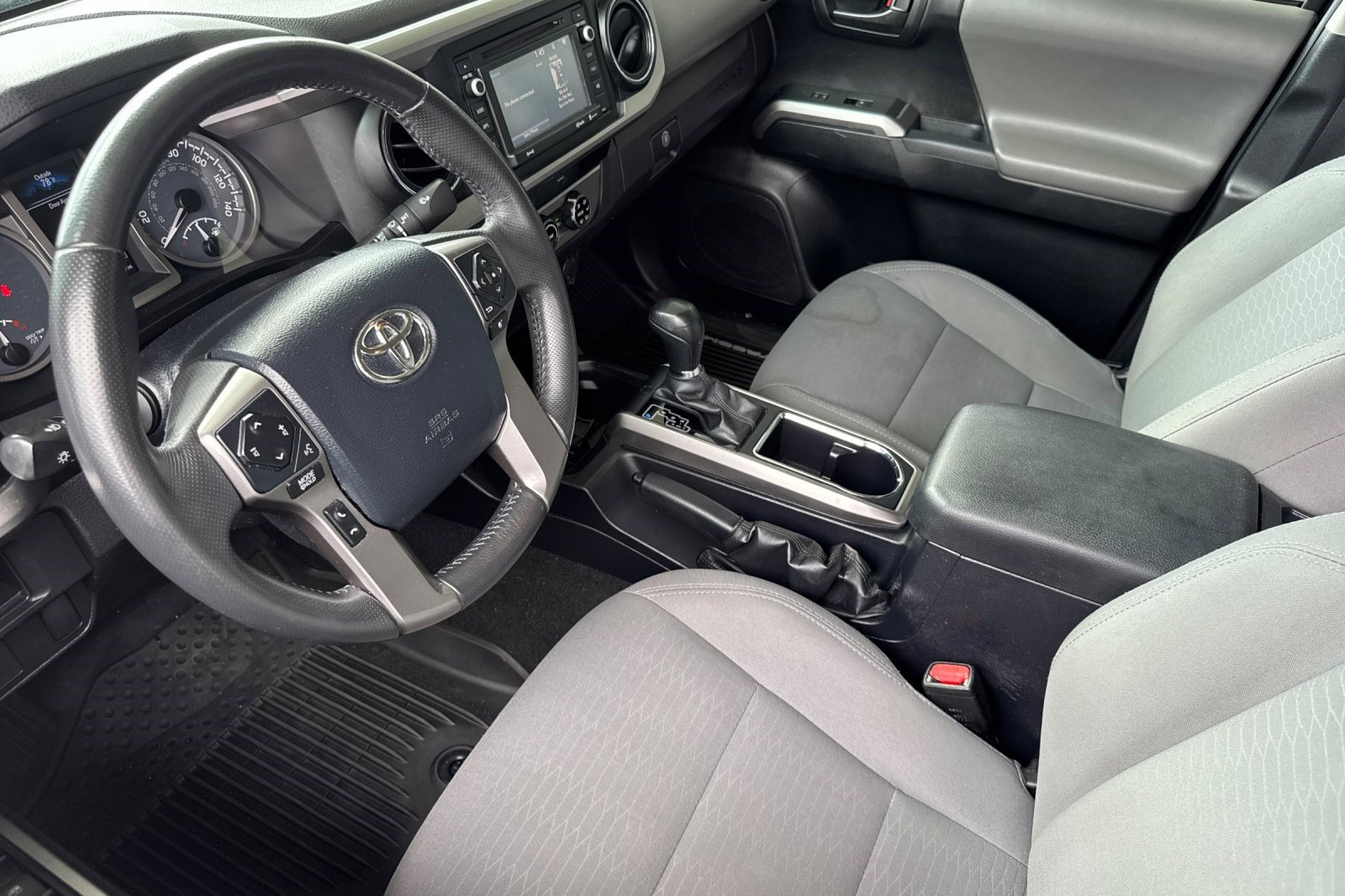 2017 Toyota Tacoma SR5 Double Cab photo 3
