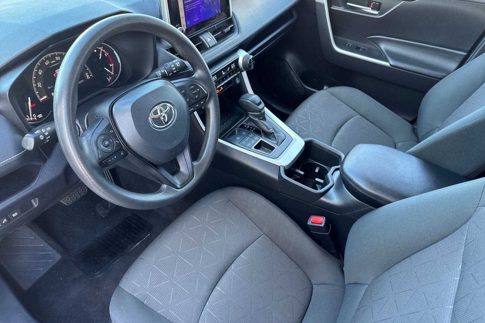 2024 Toyota RAV4 XLE photo 4