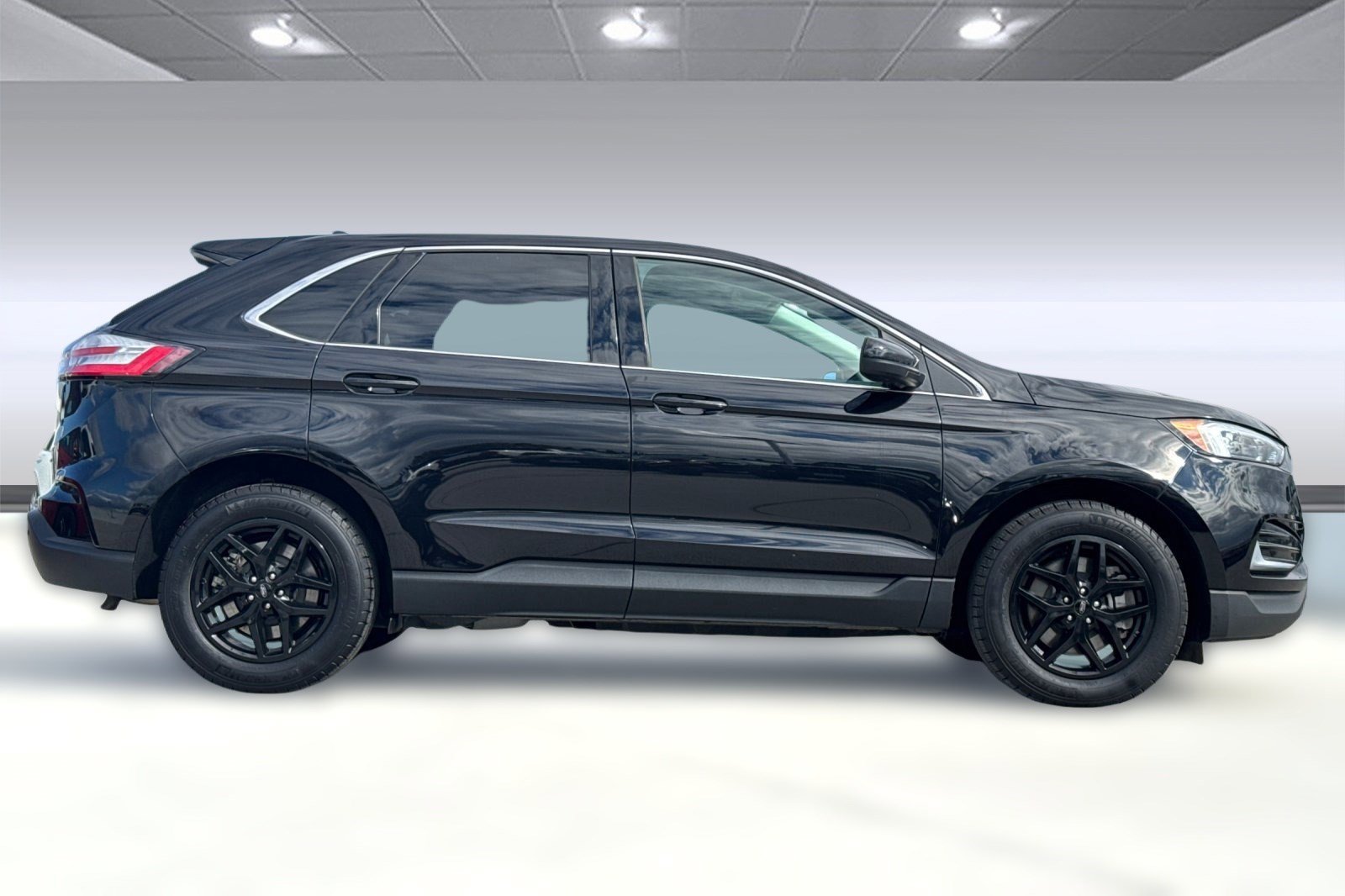 2024 Ford Edge SEL photo 2