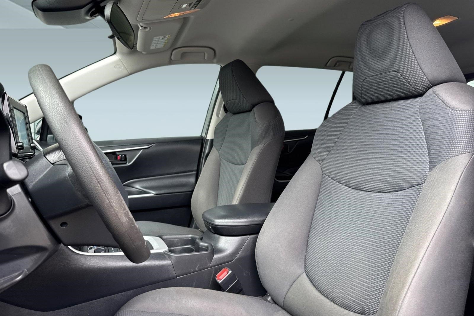 2021 Toyota RAV4 LE photo 4