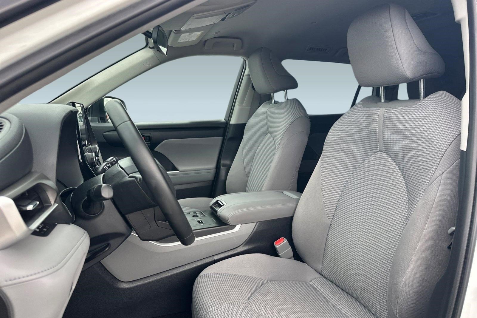 2023 Toyota Highlander LE photo 4